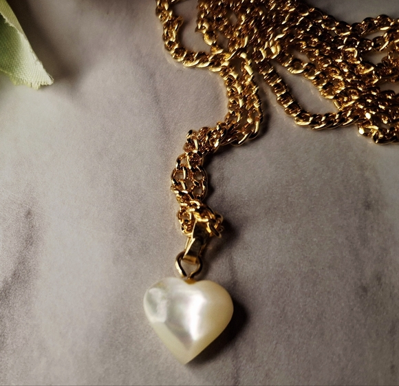 Vintage 80s Beautiful White Heart Pendant Necklace - Picture 2 of 3